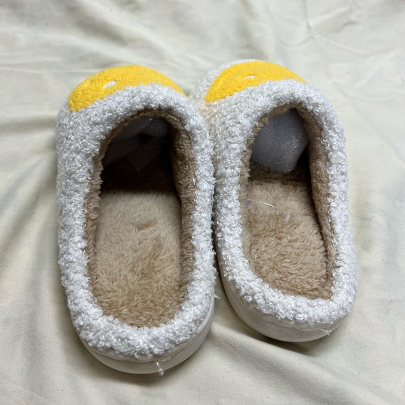Smiley face slippers 7-8 - Picture 3 of 7